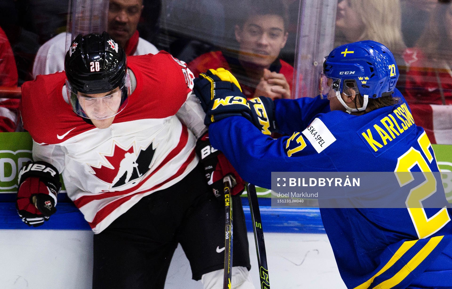 Kanadas Roland McKeown blir tacklad av Sveriges Anton