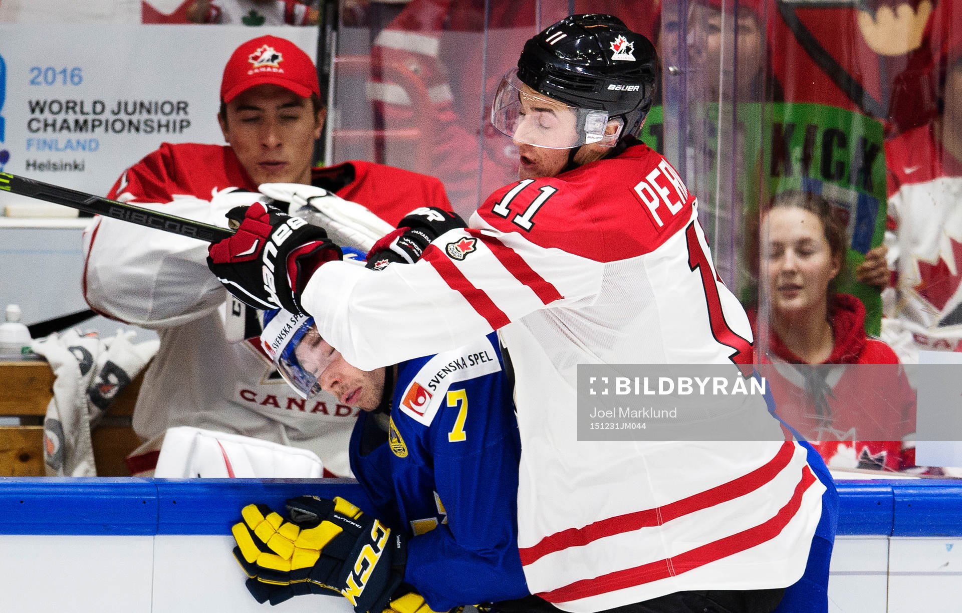 Sveriges Marcus Pettersson blir tacklad av Kanadas Brendan