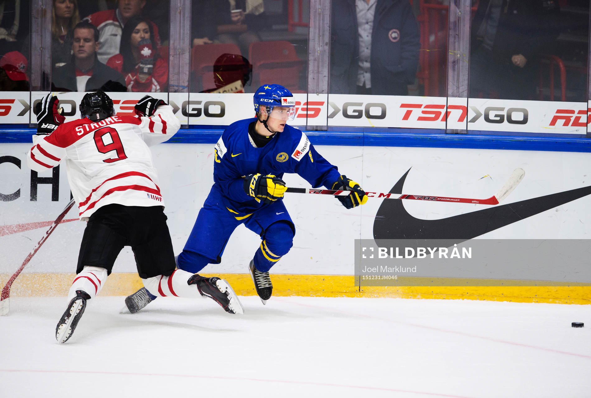 Kanadas Dylan Strome missar en tackling mot Sveriges Gustav