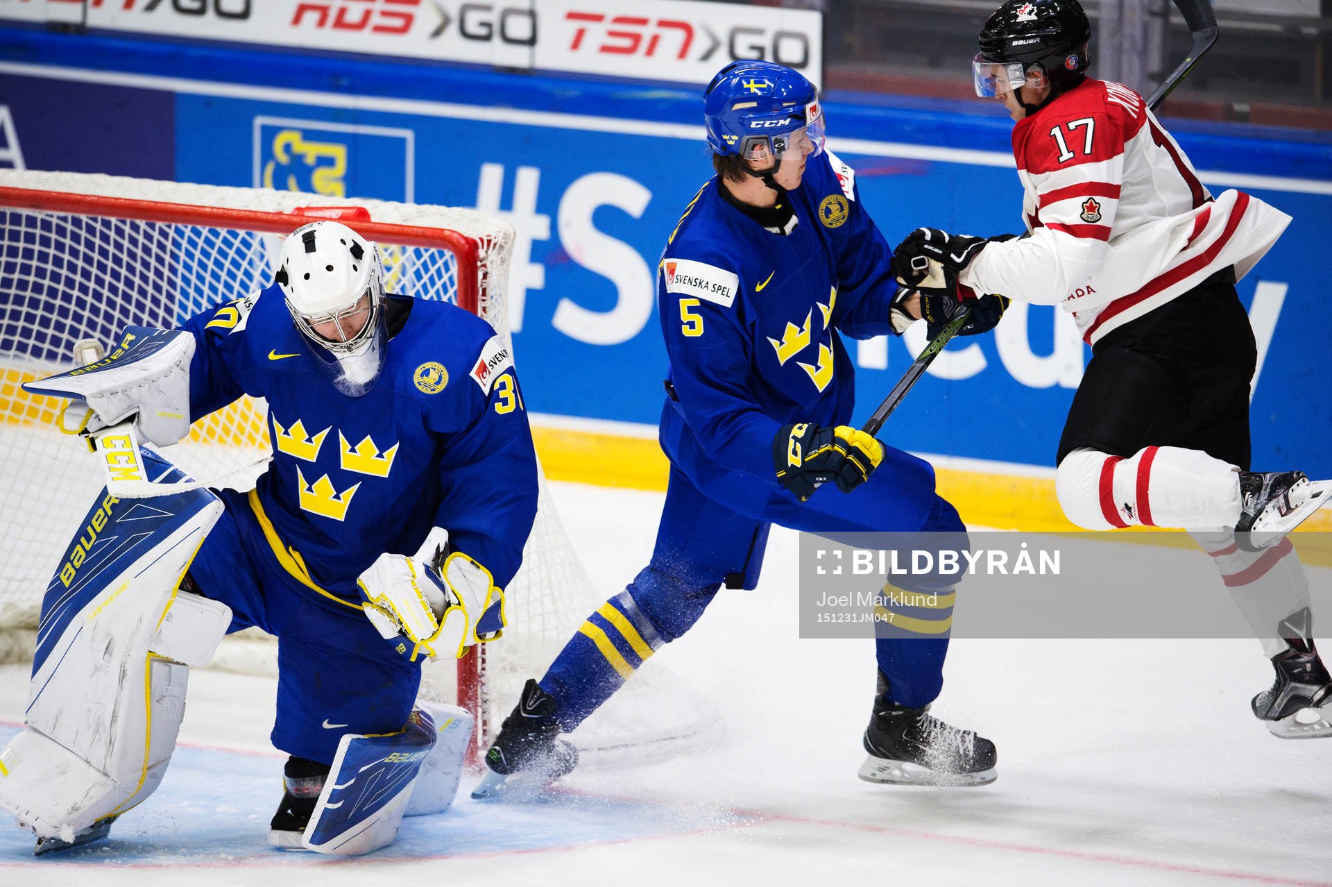 Sveriges målvakt Linus Söderström och Adam Ollas