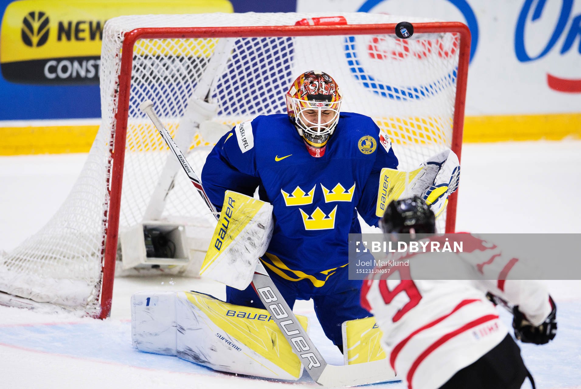 Kanadas Dylan Strome skjuter ett skott mot Sveriges