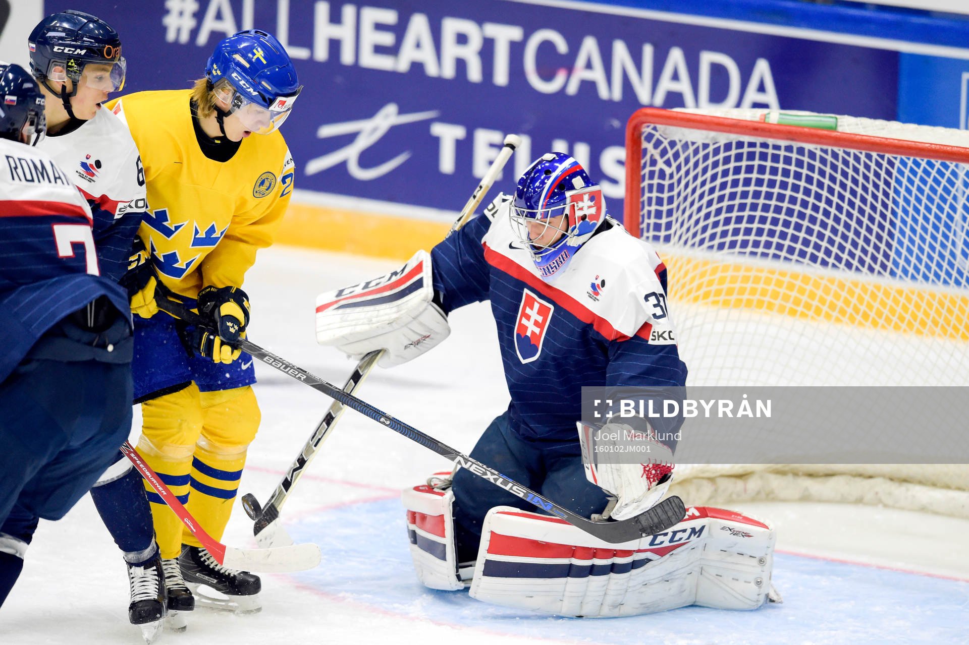 Sveriges Oskar Lindblom oroar framför Slovakiens målvakt
