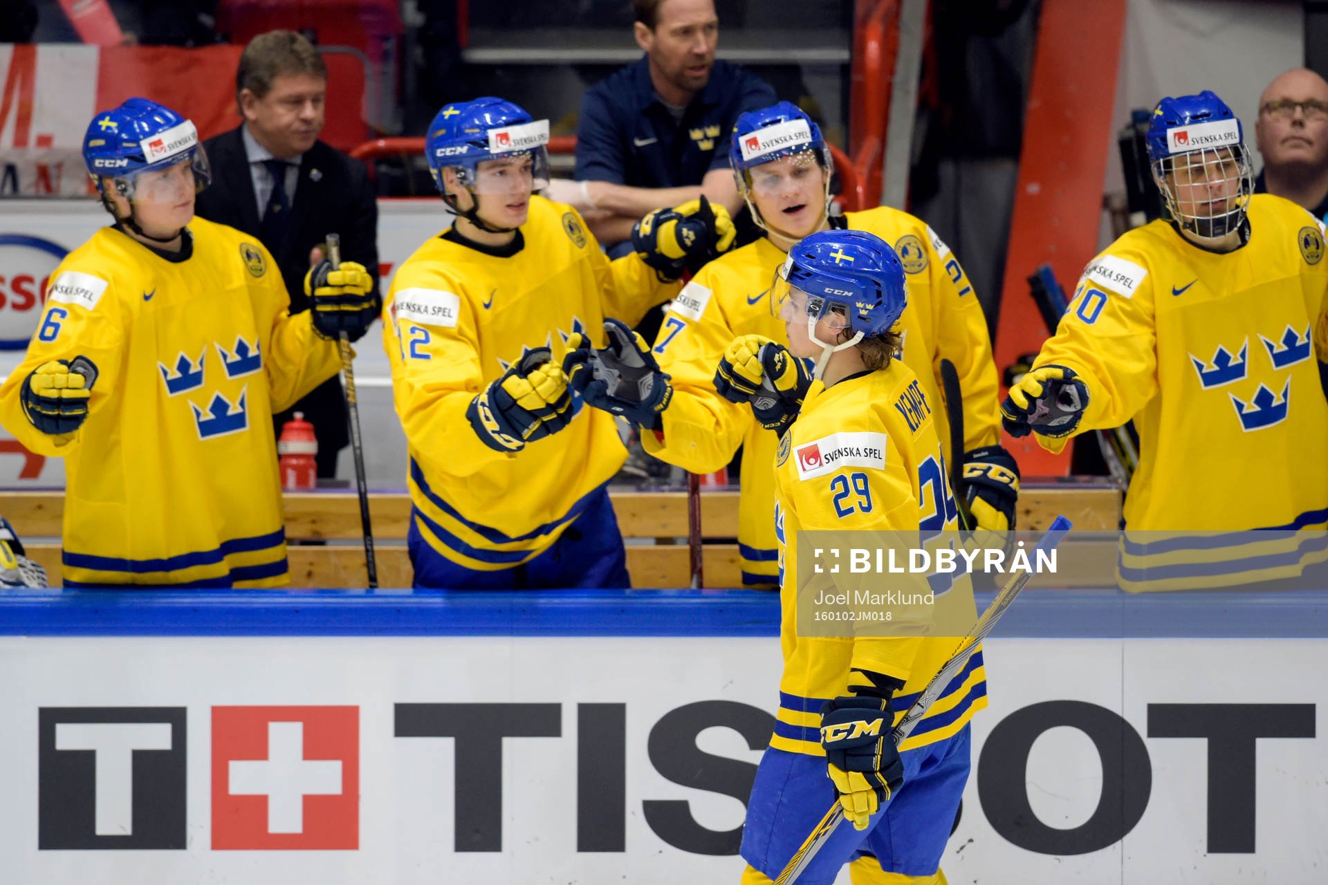 Sveriges Adrian Kempe jublar med lagkamraterna