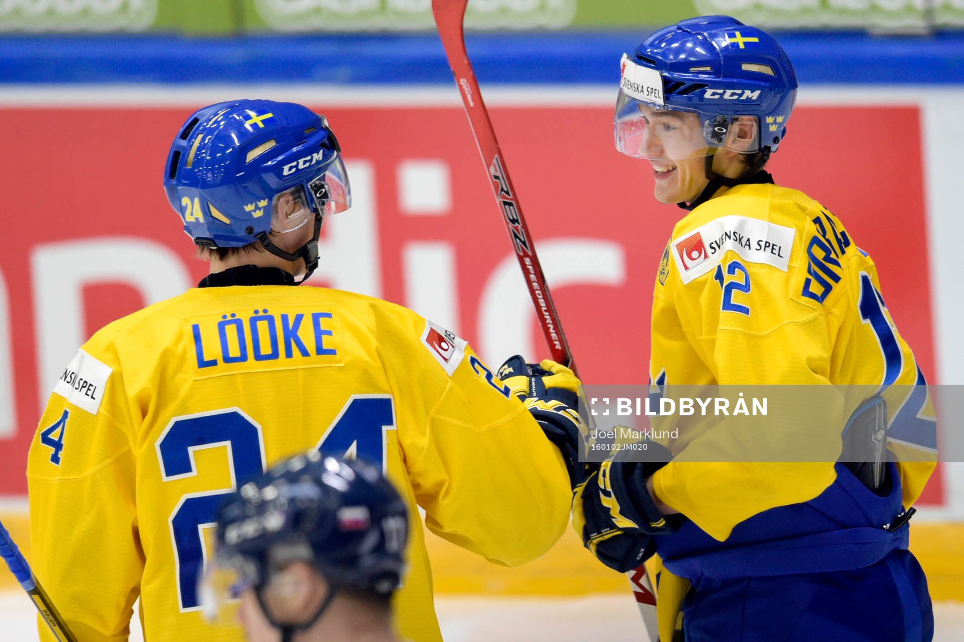 Sveriges Jens Lööke och Jakob Forsbacka-Karlsson jublar