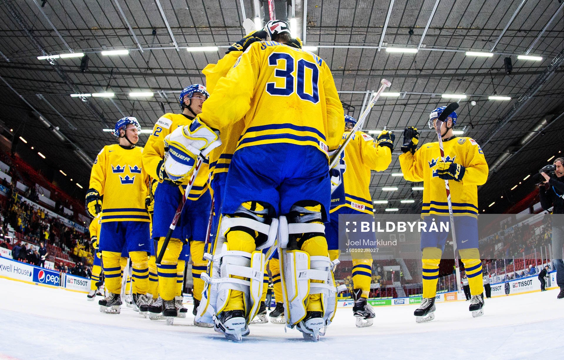 Sveriges spelare jublar och kramar om målvakten Linus