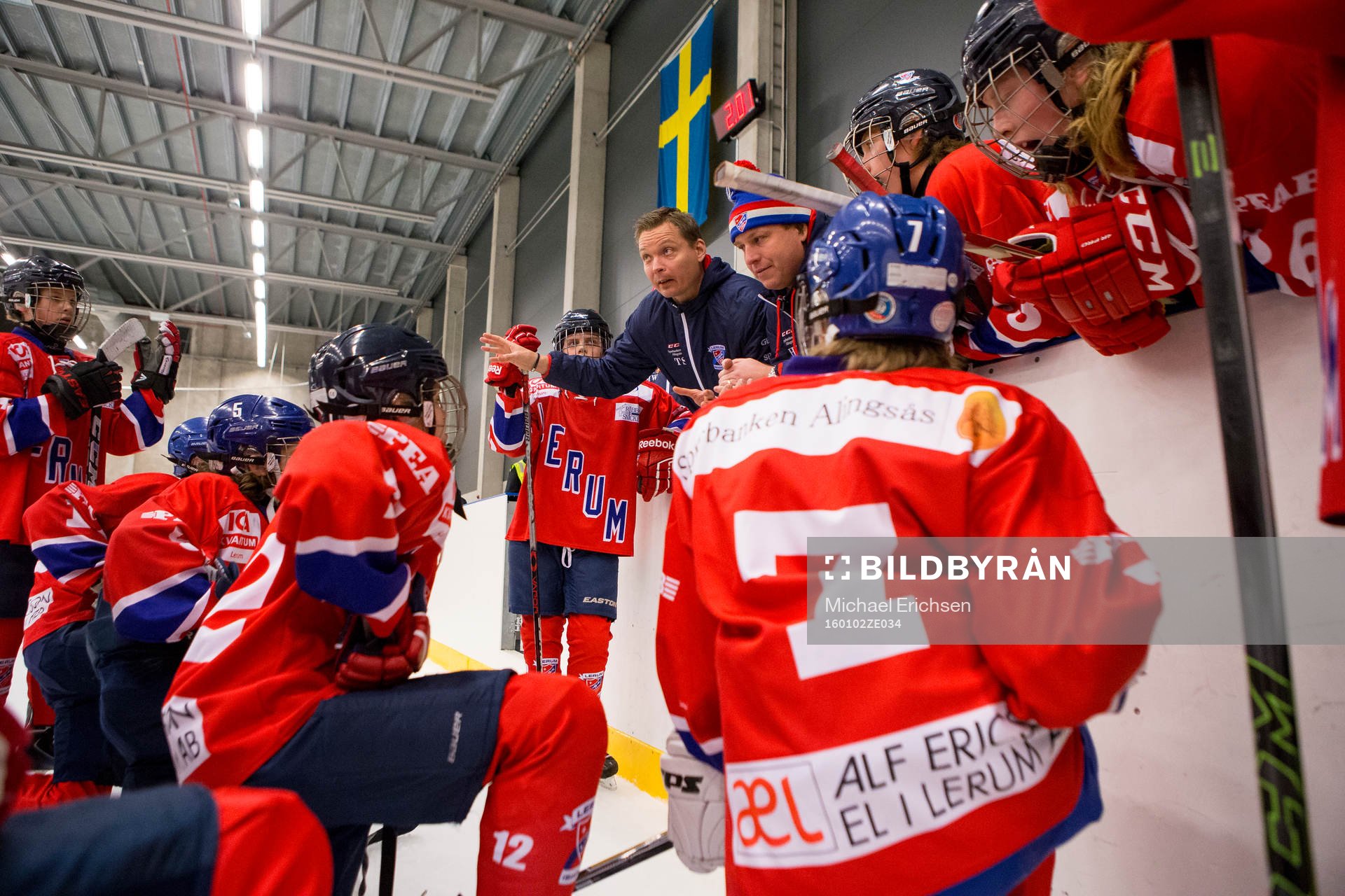 Lerum lyssnar till tränarna i periodpausen