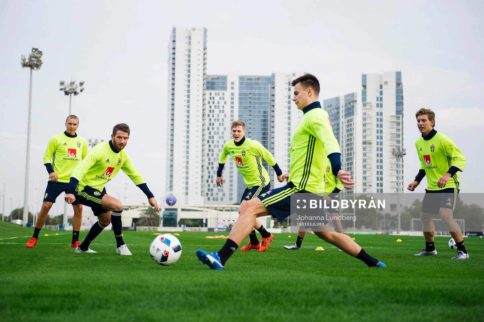 Marcus Rohdén och Melker Hallberg i kamp om bollen under Sveriges fotbollslandslags träning den 3 januari 2016 i Abu Dhabi.
