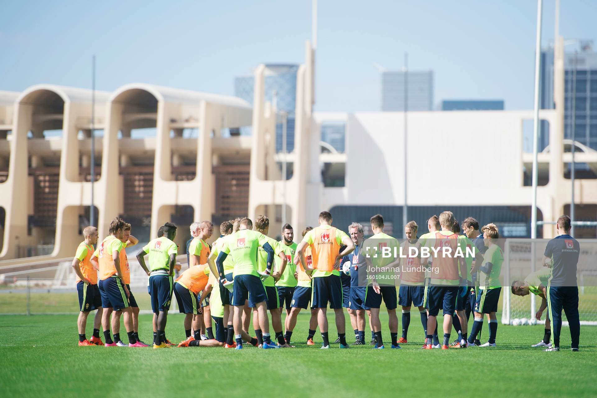 Förbundskapten Erik Hamrén samlar laget under Sveriges fotbollslandslags träning den 4 januari 2016 i Abu Dhabi.