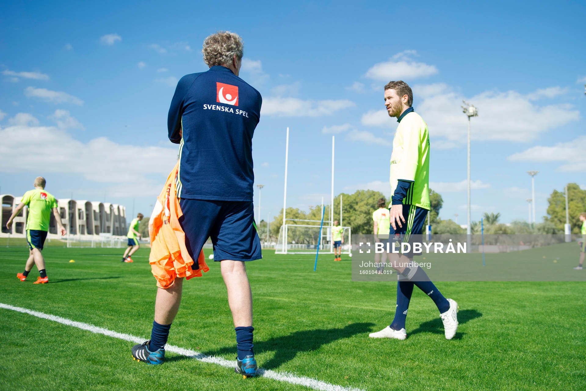 Förbundskapten Erik Hamrén pratar med Marcus Rohdén under Sveriges fotbollslandslags träning den 4 januari 2016 i Abu Dhabi.
