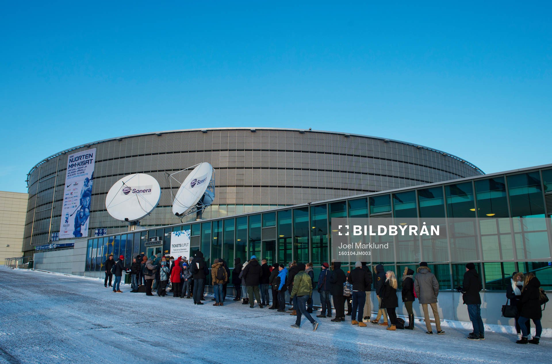 Folk köar utanför Hartwall Arena för att köpa biljetter