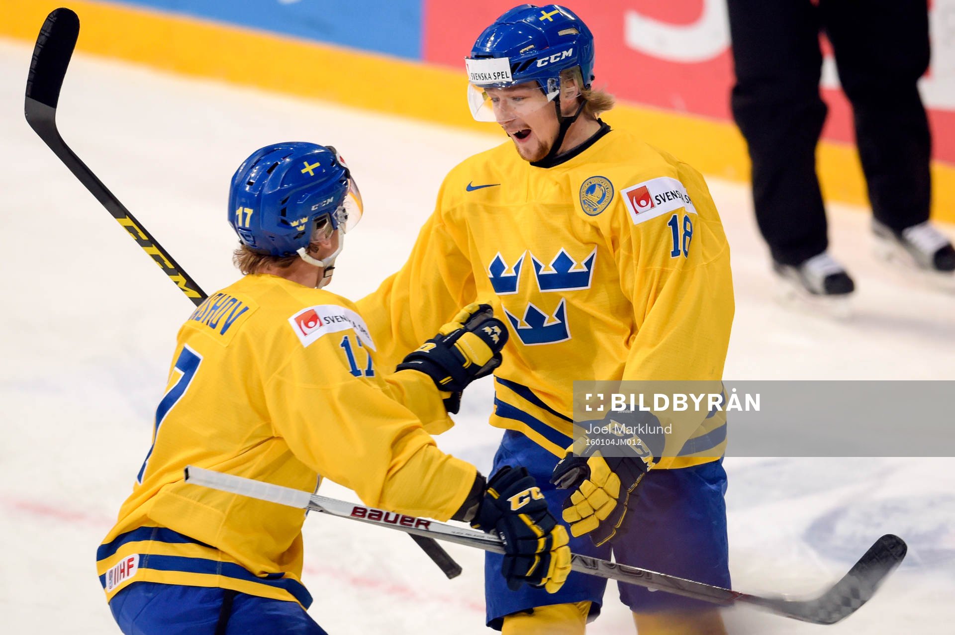 Sveriges Dmytro Timashov och Rasmus Asplund jublar