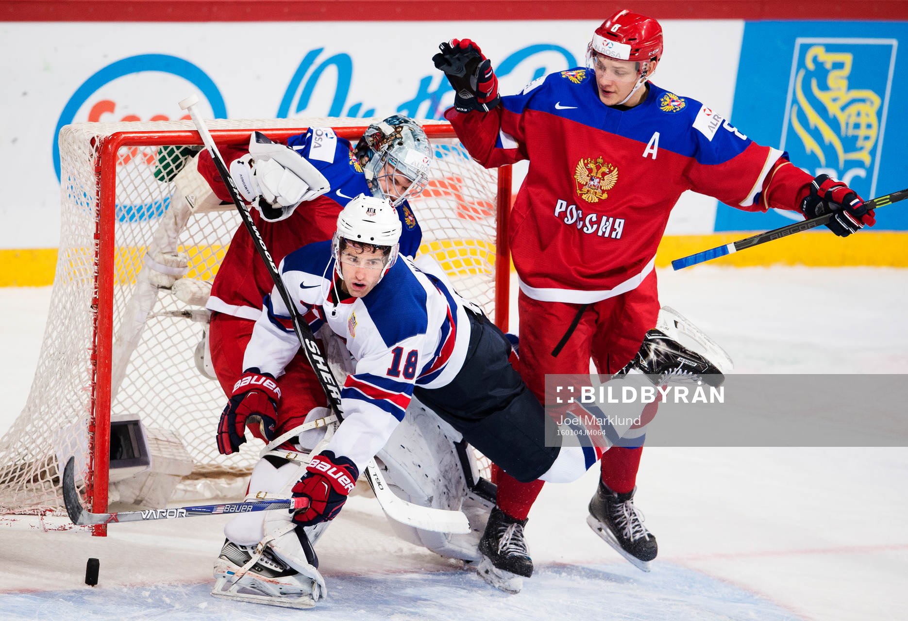 s Colin White flyger in i Rysslands målvakt Ilya Samsonov