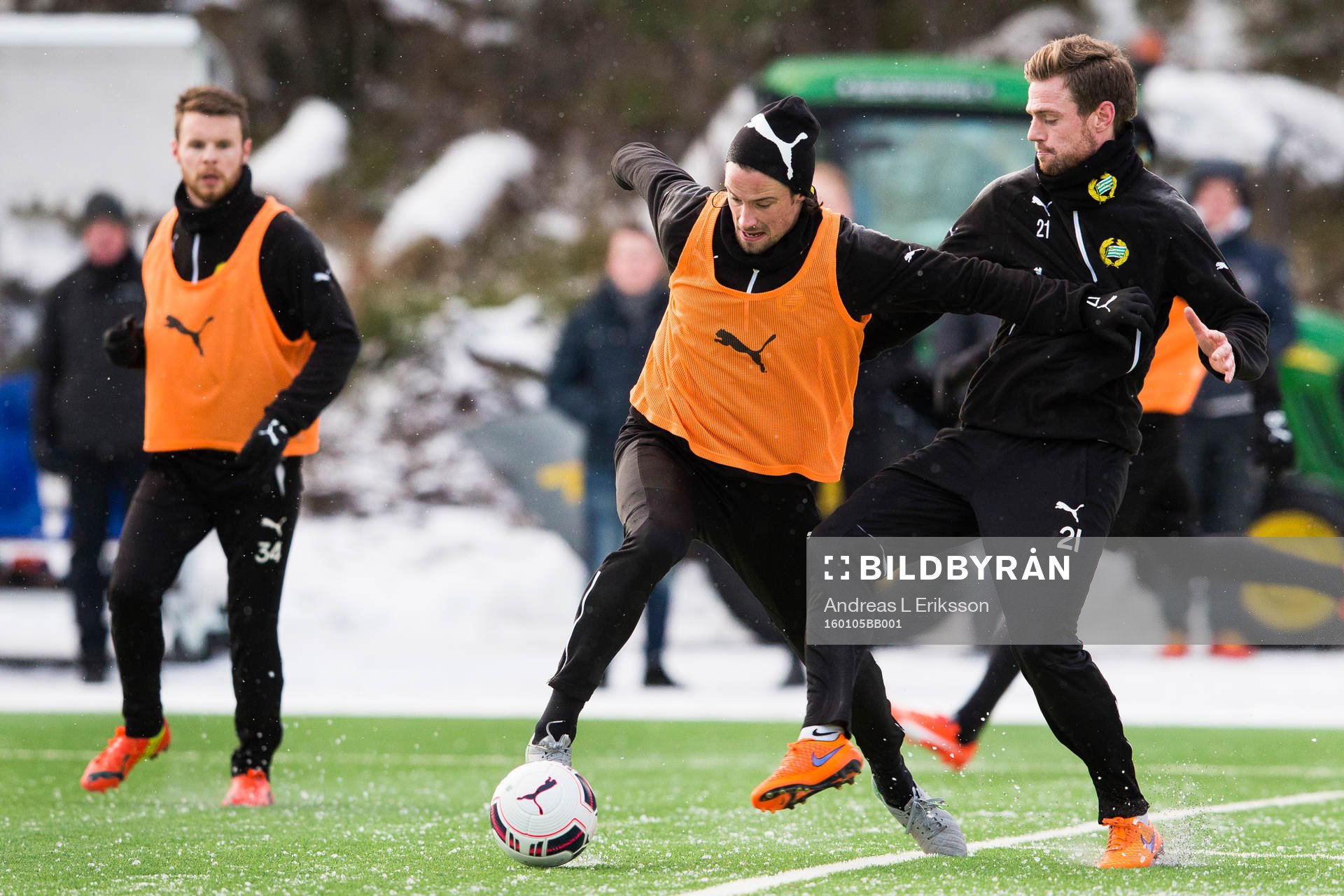 Hammarbys Linus Hallenius i kamp om bollen med Arnor Smarason under en träning med Hammarby den 5 januari 2016 i Stockholm. T v Måns Söderqvist.