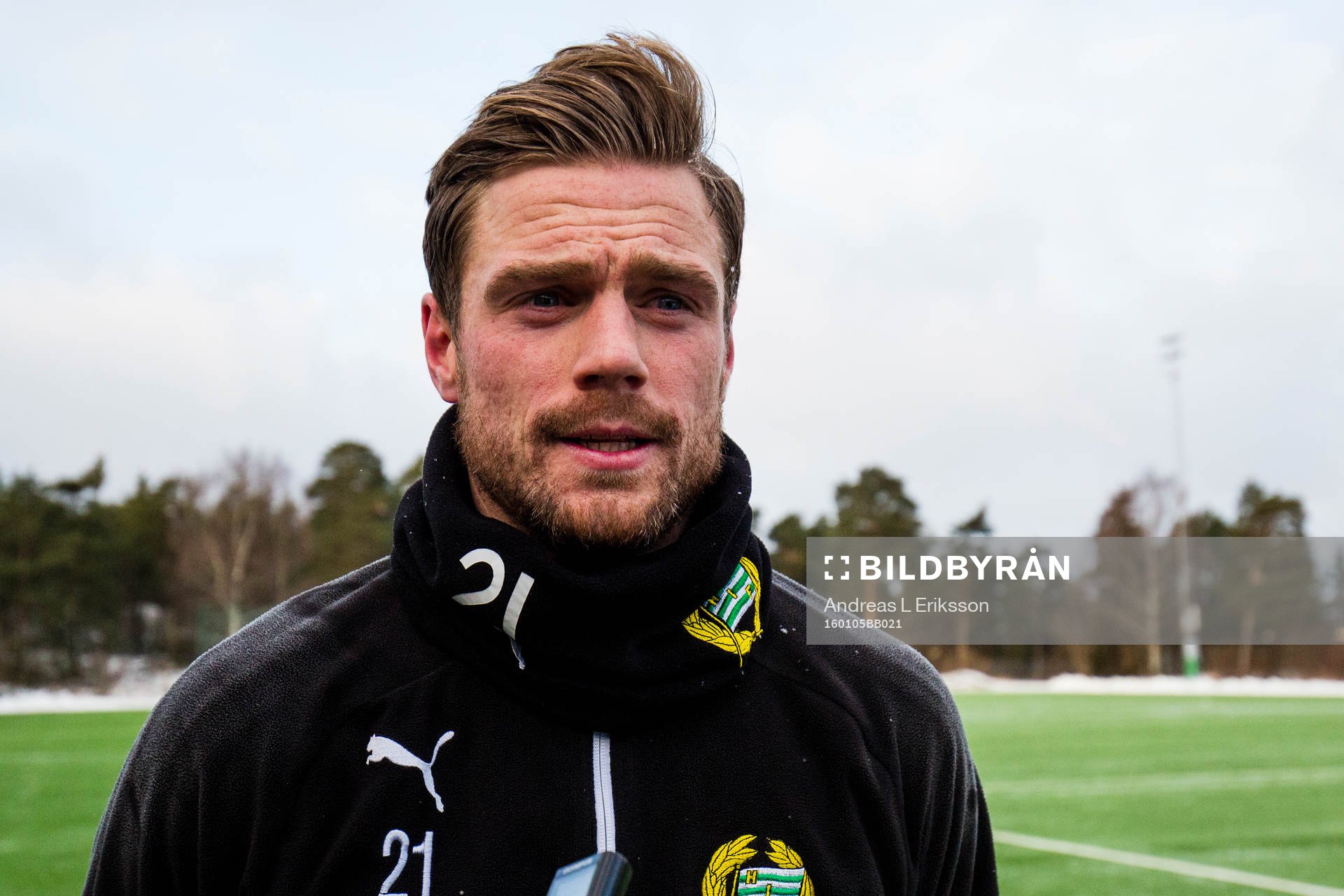 Hammarbys Arnor Smarason blir intervjuad av media efter en träning med Hammarby den 5 januari 2016 i Stockholm. 