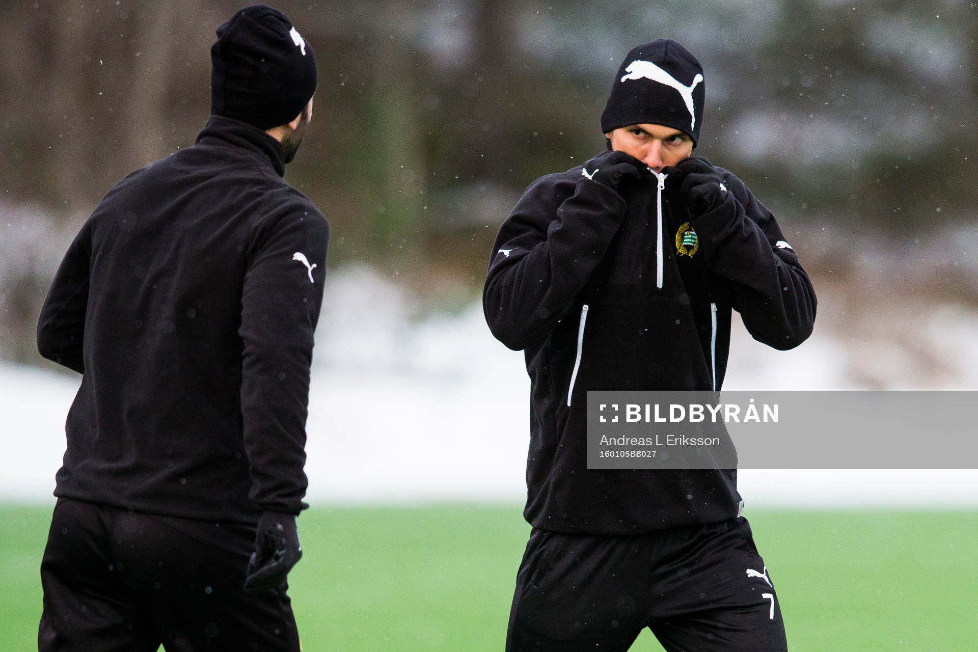 Hammarbys Alexssander Medeiros de Azeredo tittar på