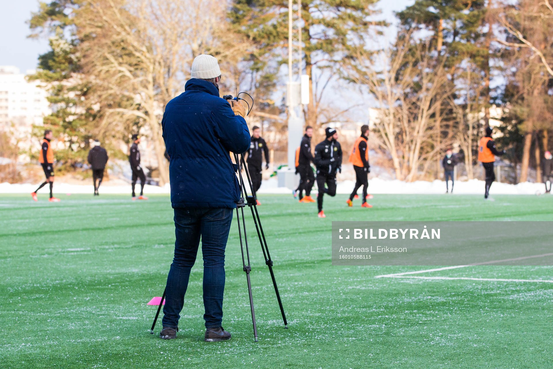 Hammarbys presschef Love Gustafsson filmar spelarna