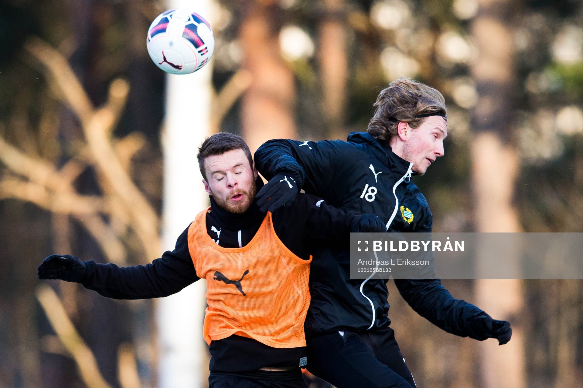 Hammarbys Måns Söderqvist i en nickduell med Oliver