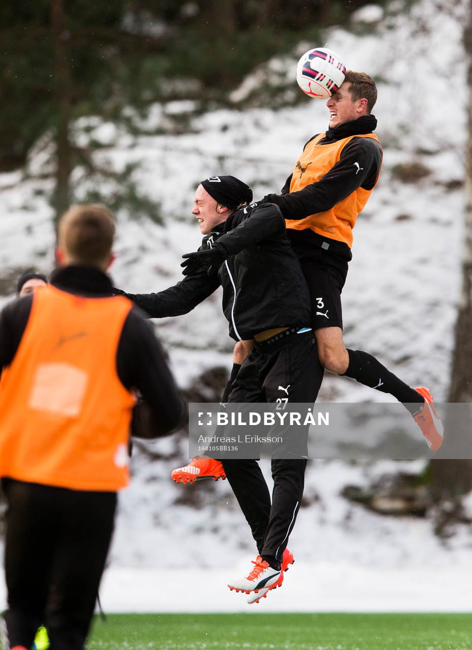 Hammarbys Isac Lidberg i en nickduell med Richard Magyar