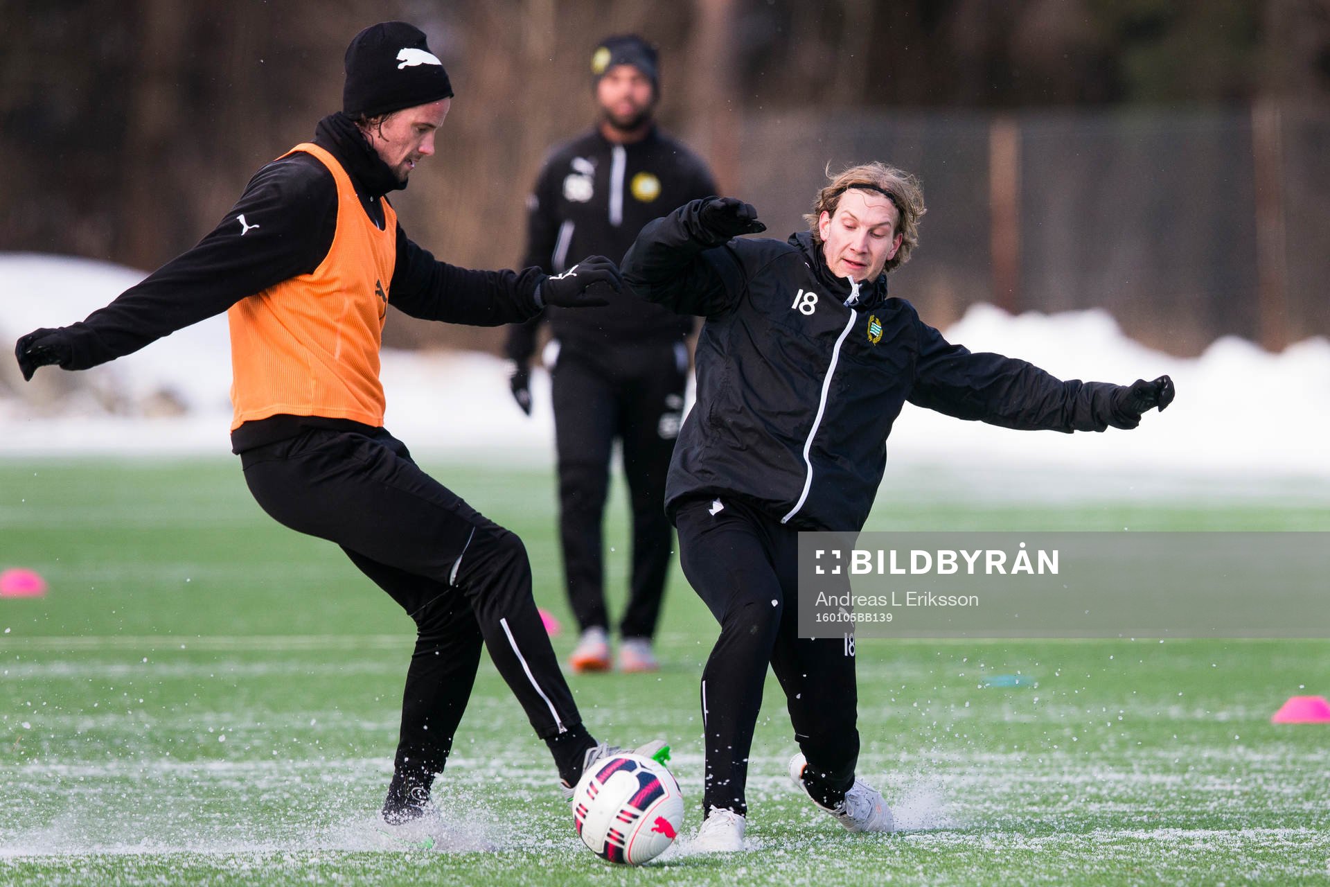 Hammarbys Linus Hallenius i kamp om bollen med Oliver