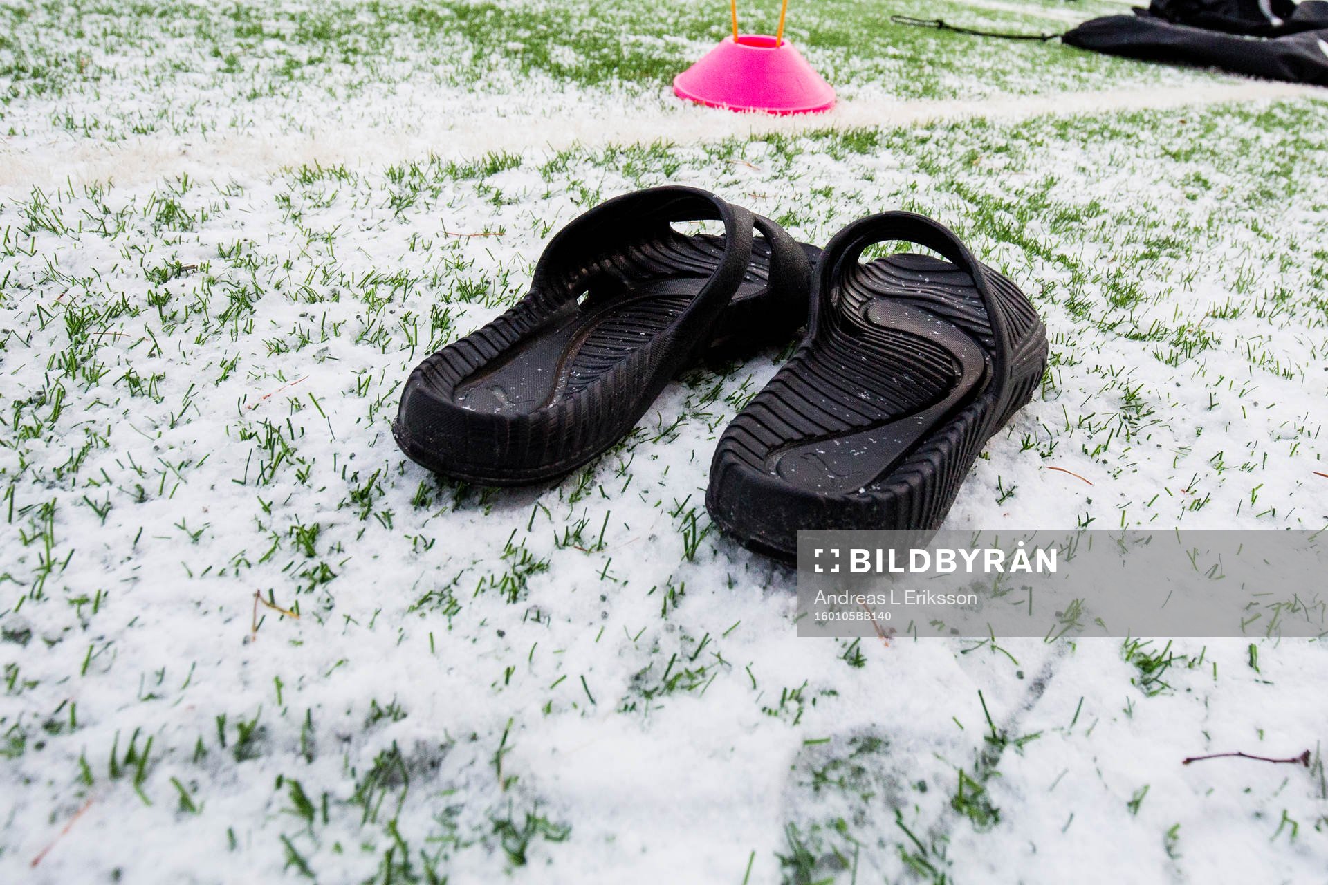 Ett par badtofflor står i snön