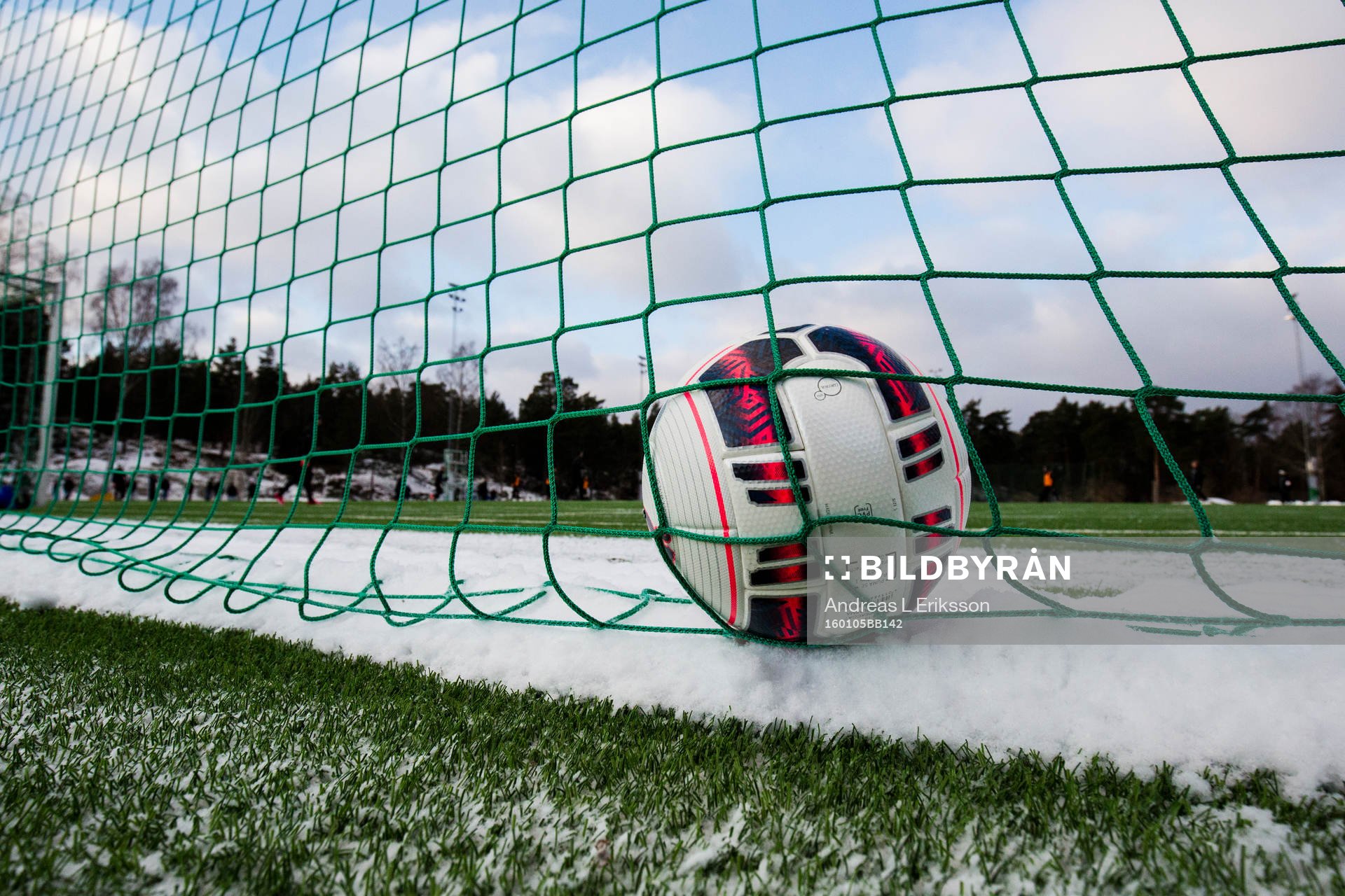 En fotboll ligger i ett nät