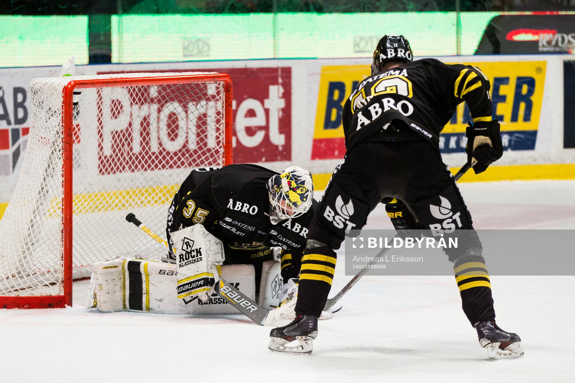 s målvakt Robin Rahm och Fredrik Hynning tar hand om pucken