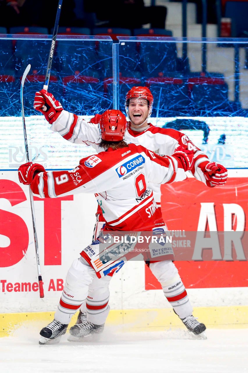 Timrås Oscar Johansson och Didrik Strömberg jublar
