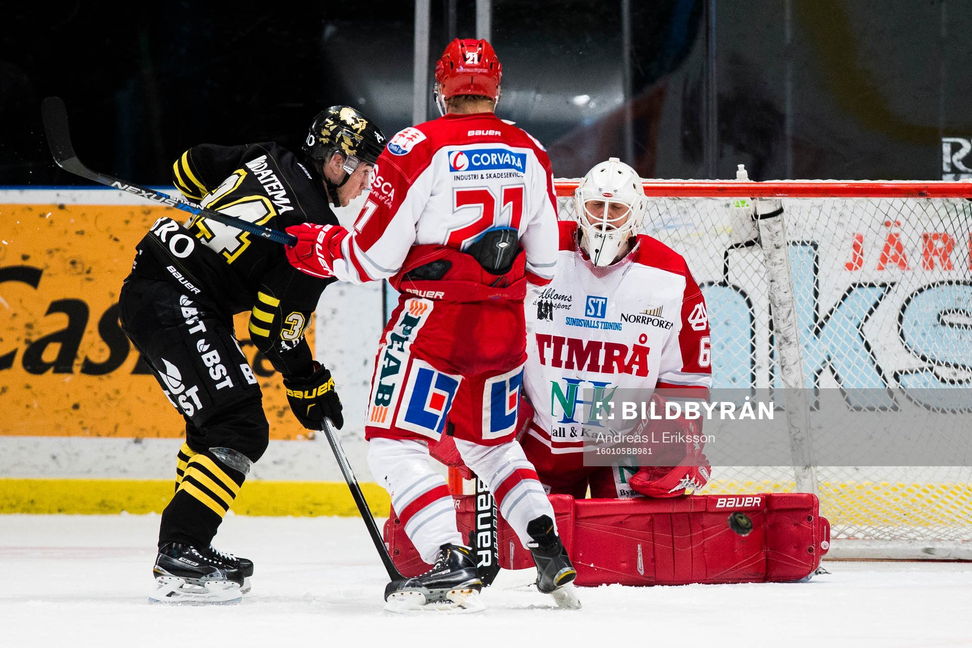 s Michael Lindqvist i ett anfall mot Timrås Johan Johnsson