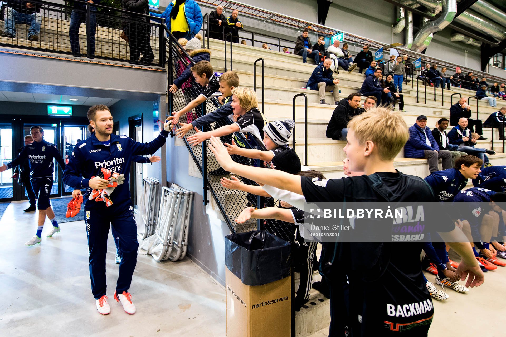 IFK Göteborgs målvakt John Alvbåge hälsar på fansen