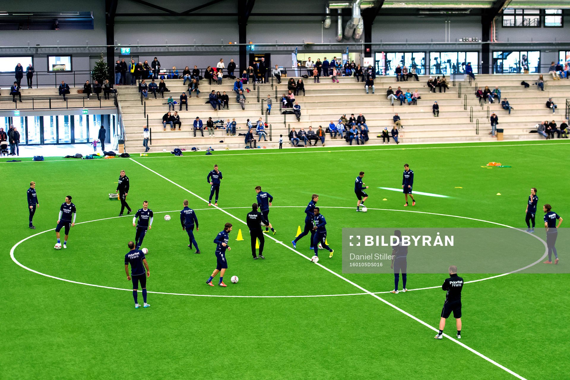 Laget gör en övning under en träning med IFK Göteborg den 5 januari 2016 i Göteborg.