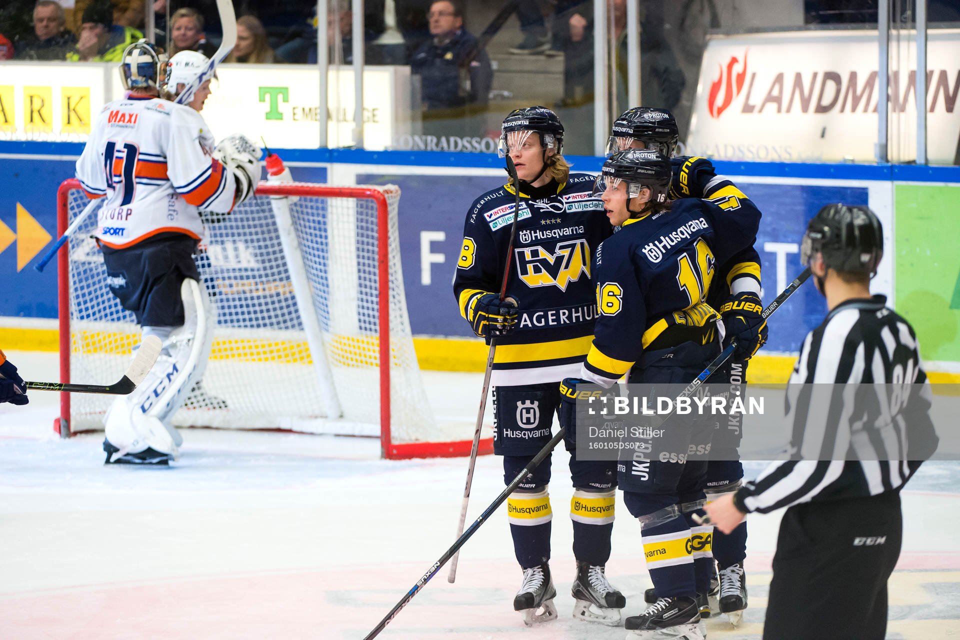 s Filip Sandberg jublar med bla Anton Bengtsson