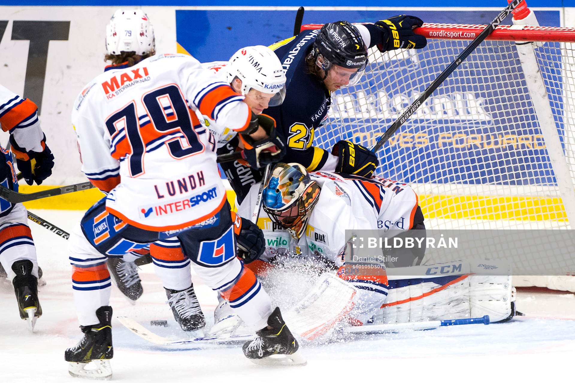 s Mattias Tedenby är inne och stör Växjös målvakt