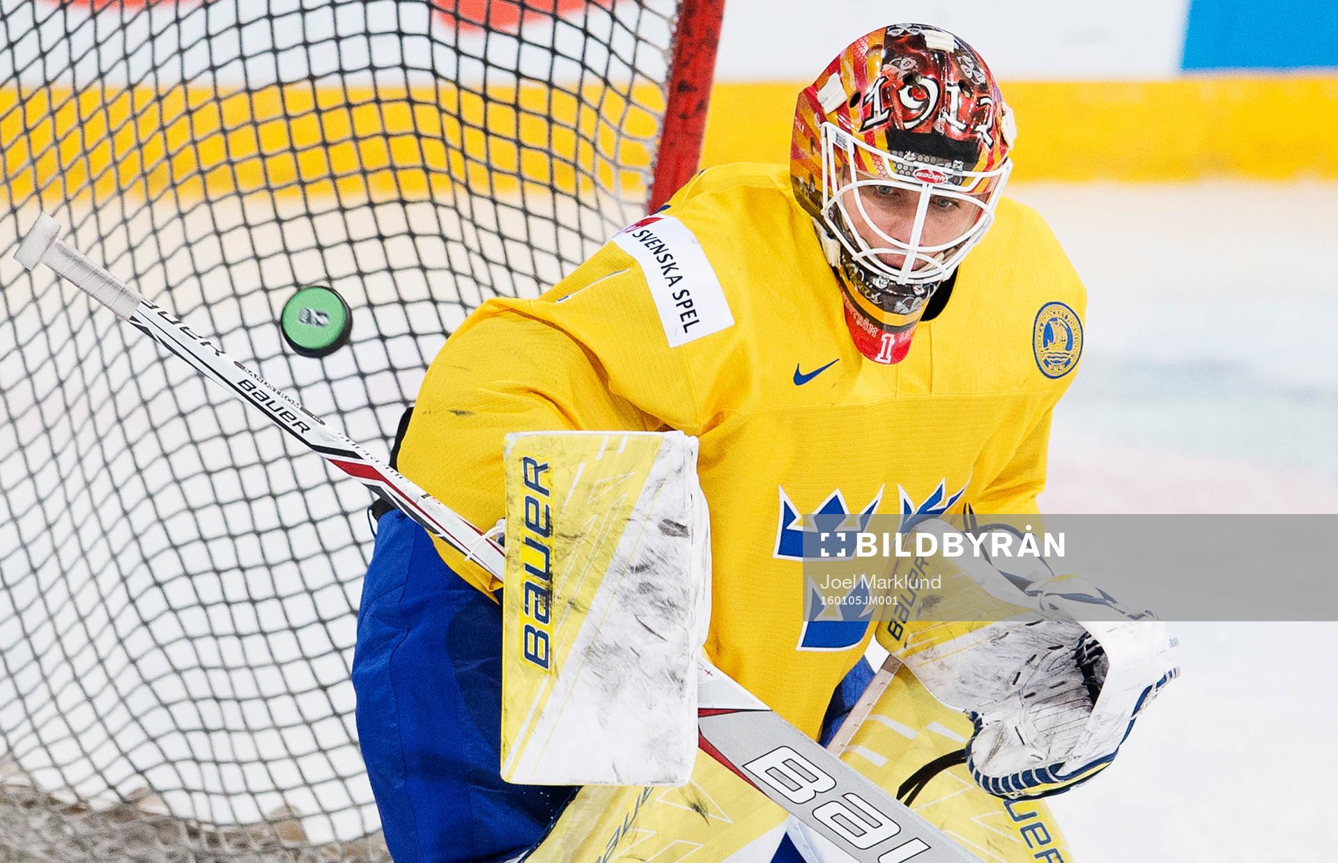 Sveriges målvakt Felix Sandström på uppvärmningen