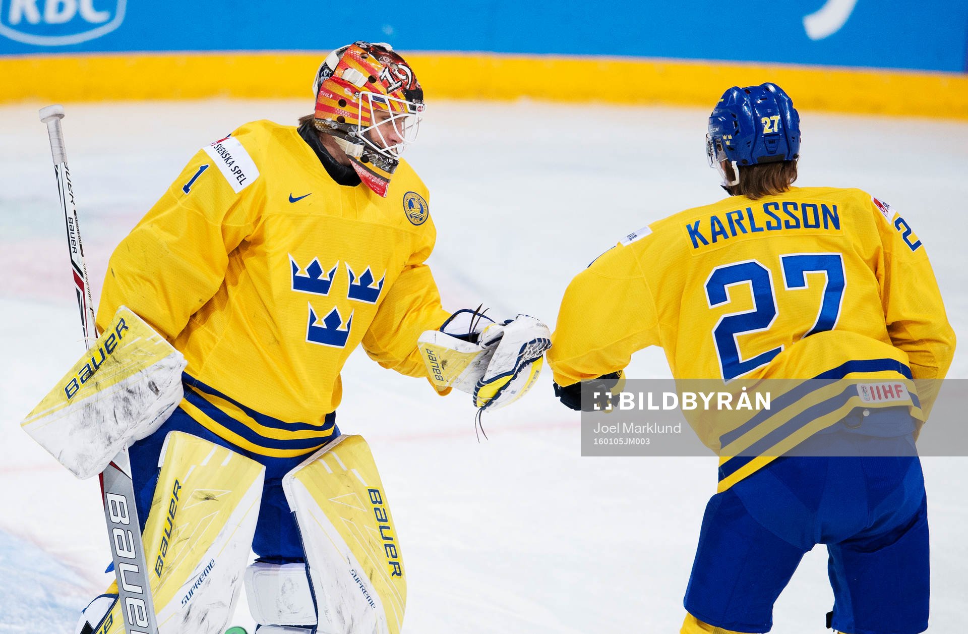 Sveriges målvakt Felix Sandström och Anton Karlsson på