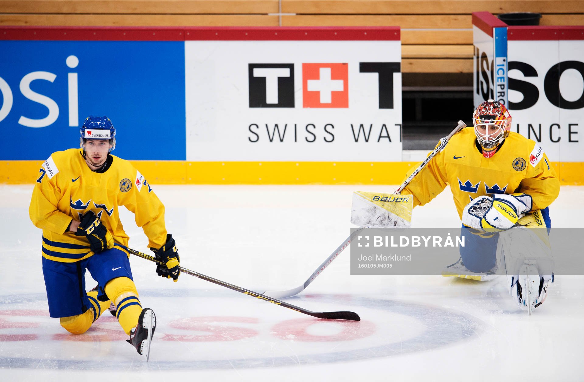 Sveriges Marcus Pettersson och målvakt Felix Sandström