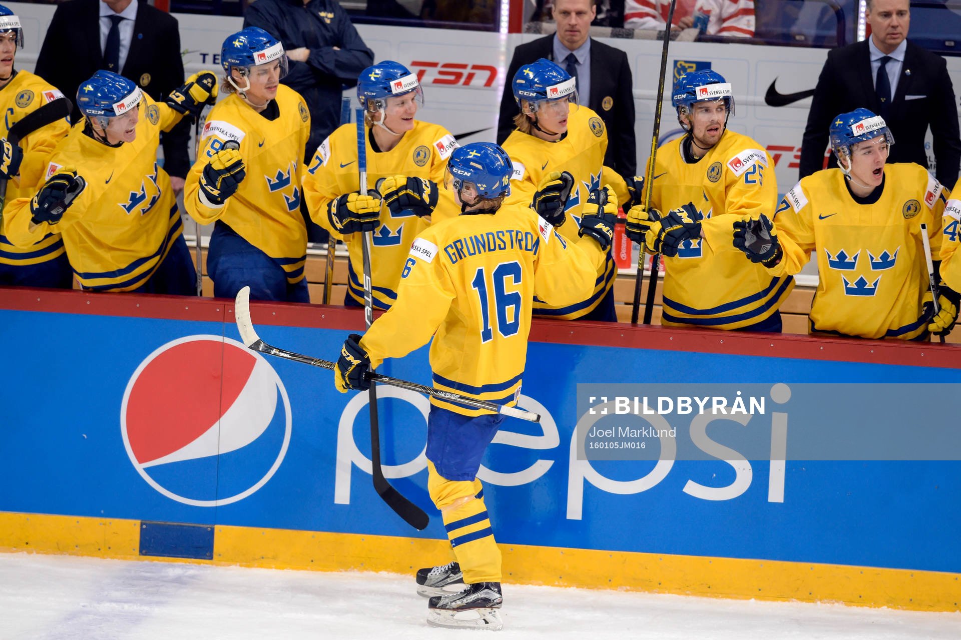 Sveriges Carl Grundström jublar med lagkamraterna