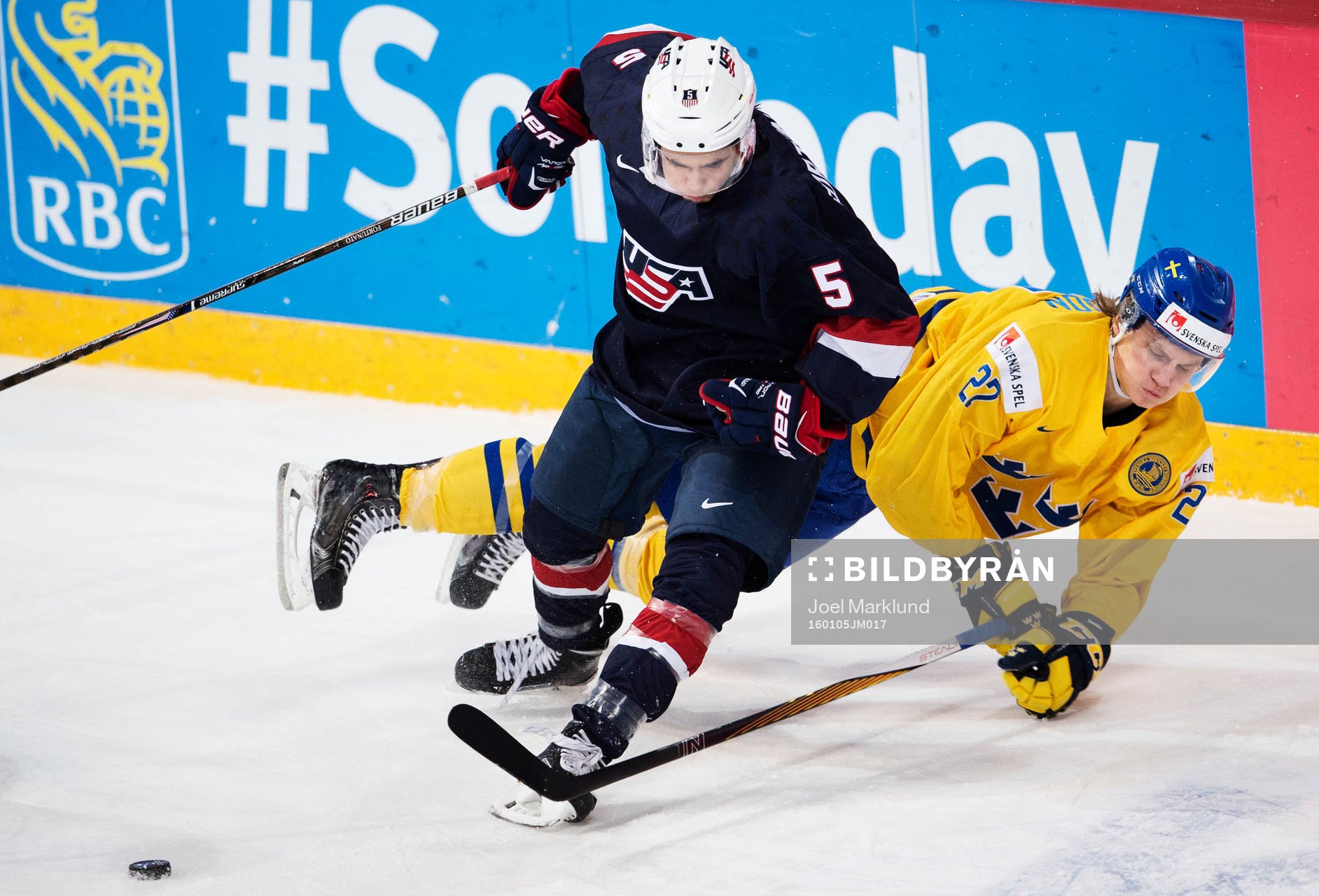s Brandon Fortunato i en duell med Sveriges Anton Karlsson
