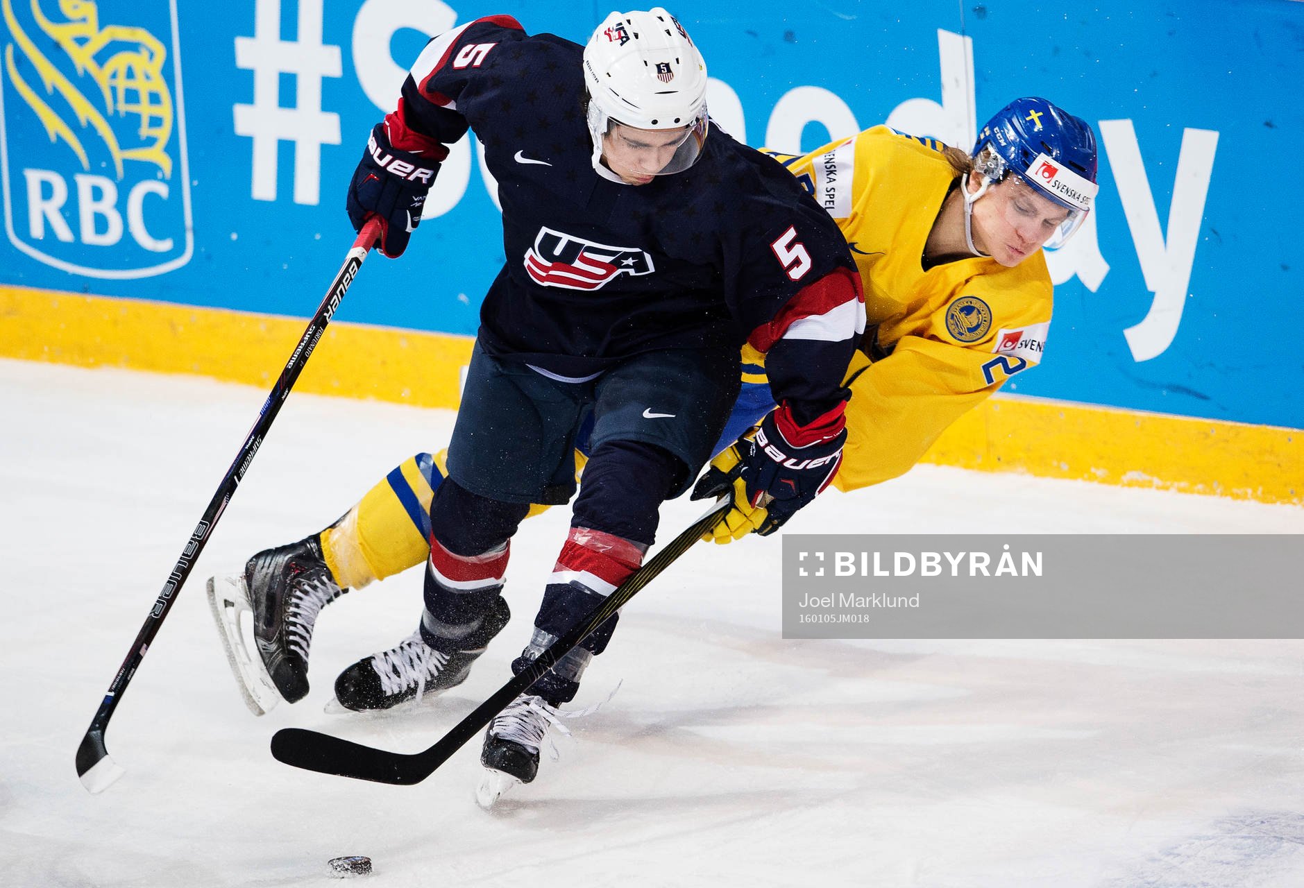 s Brandon Fortunato i en duell med Sveriges Anton Karlsson