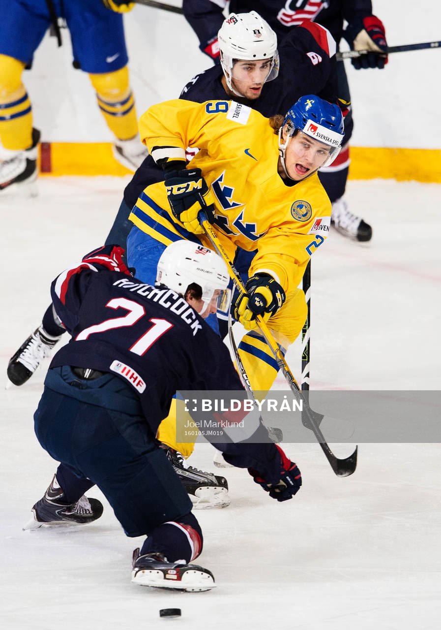 s Ryan Hitchcock och Nick Schmaltz utmanas av Sveriges