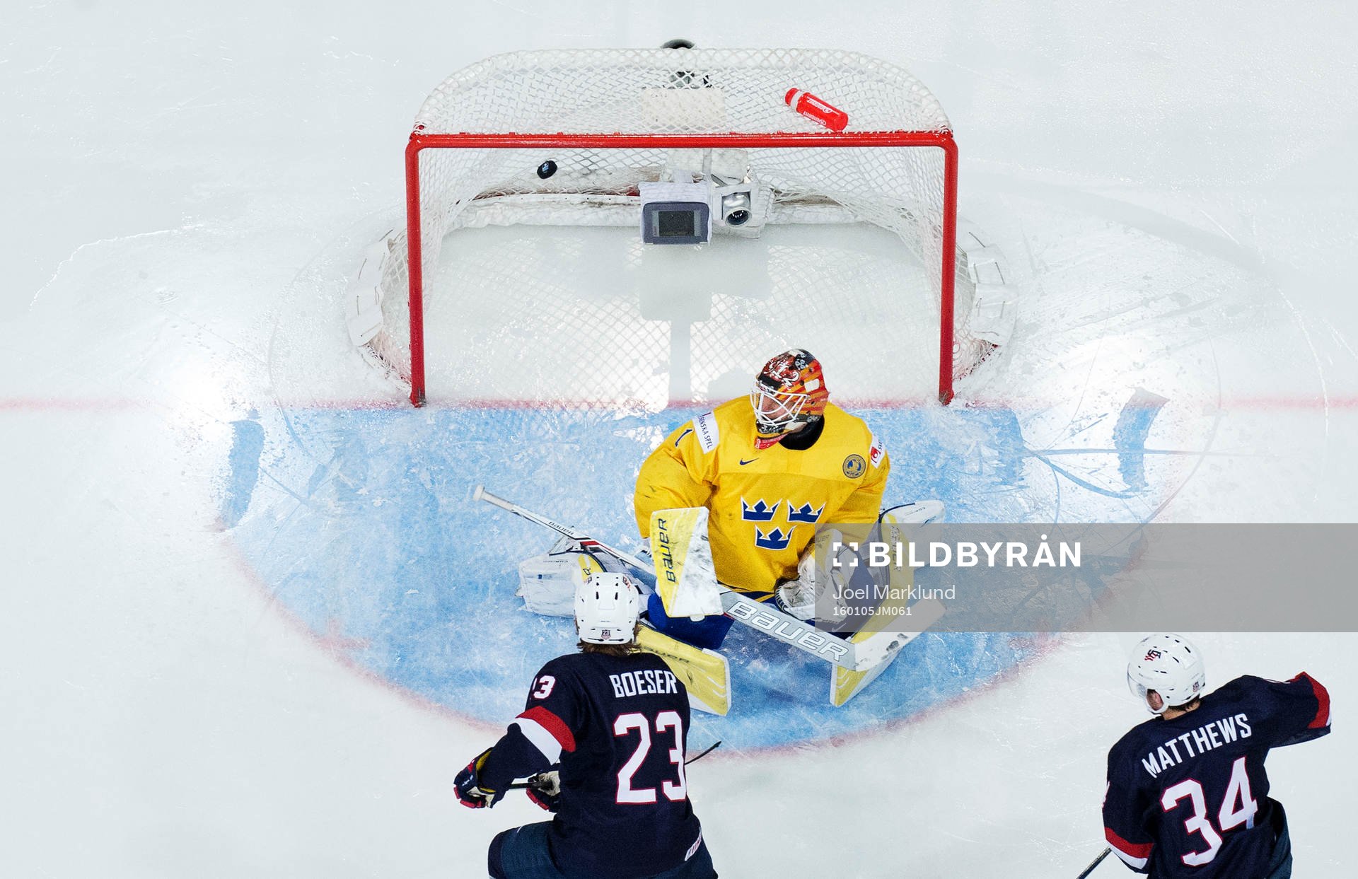 s Brock Boeser (nr 23) gör 2-3 bakom Sveriges målvakt