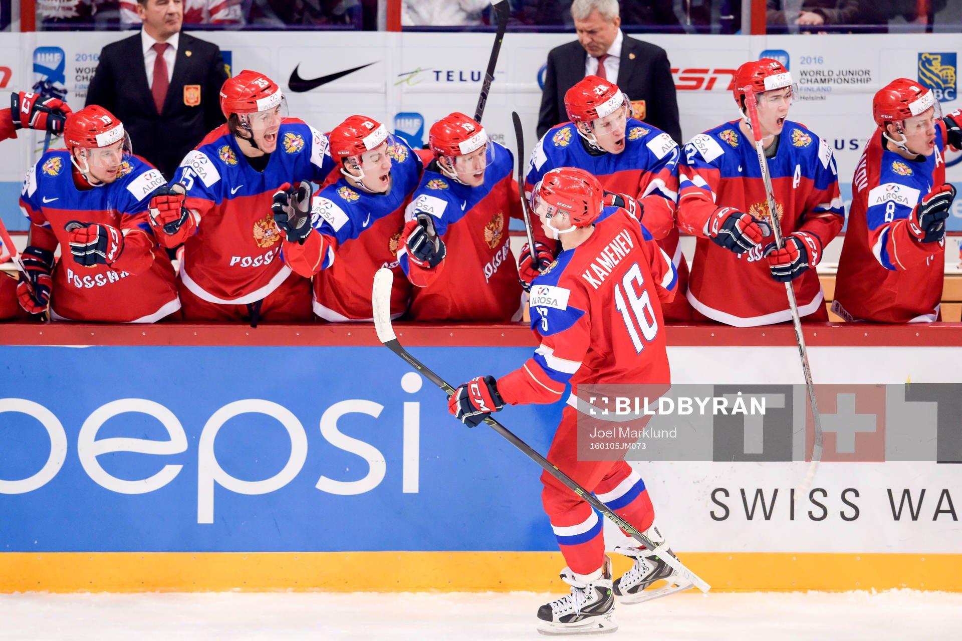 Rysslands Vladislav Kamenev jublar med lagkamraterna