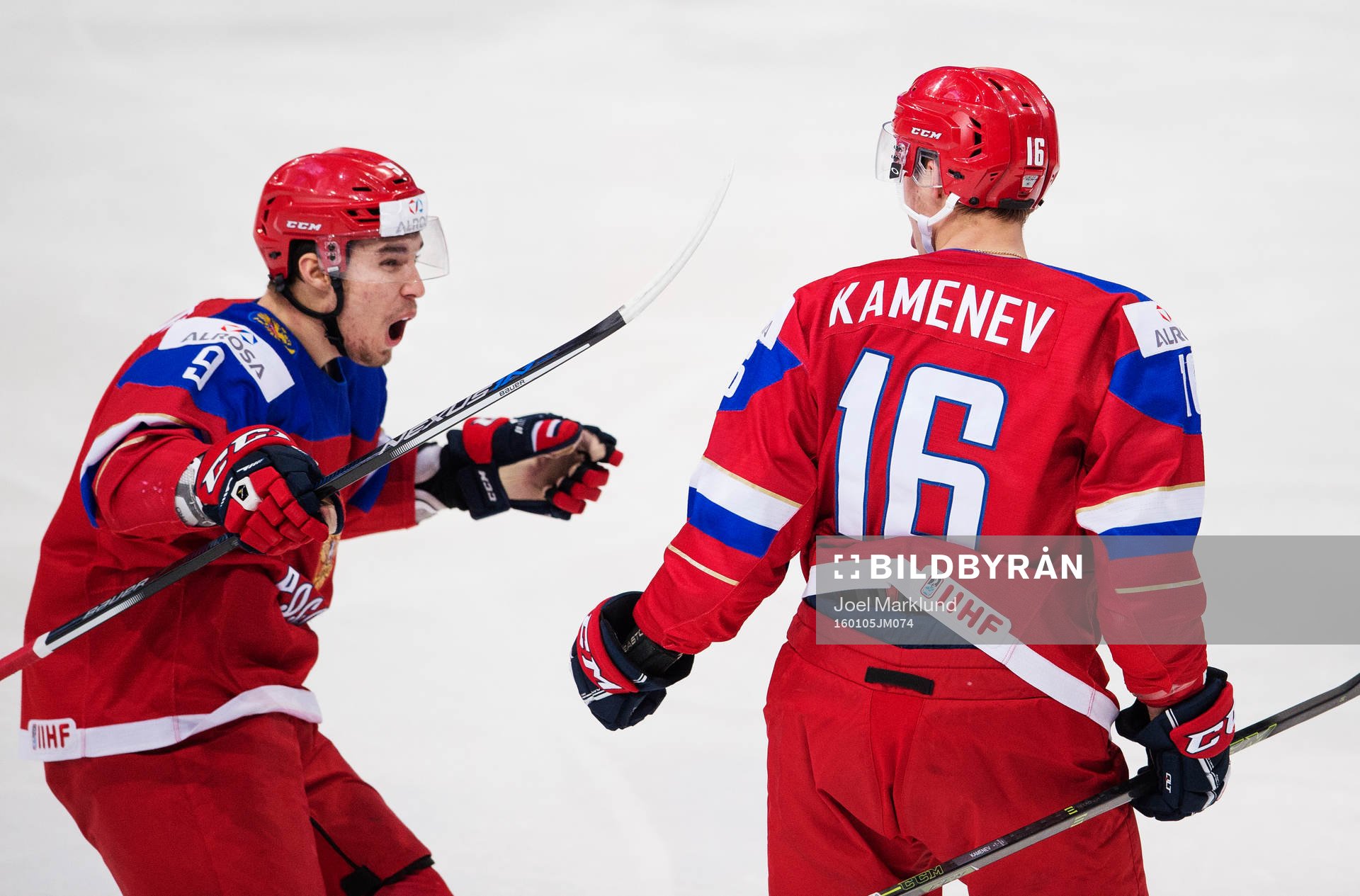 Rysslands Ivan Provorov och Vladislav Kamenev jublar