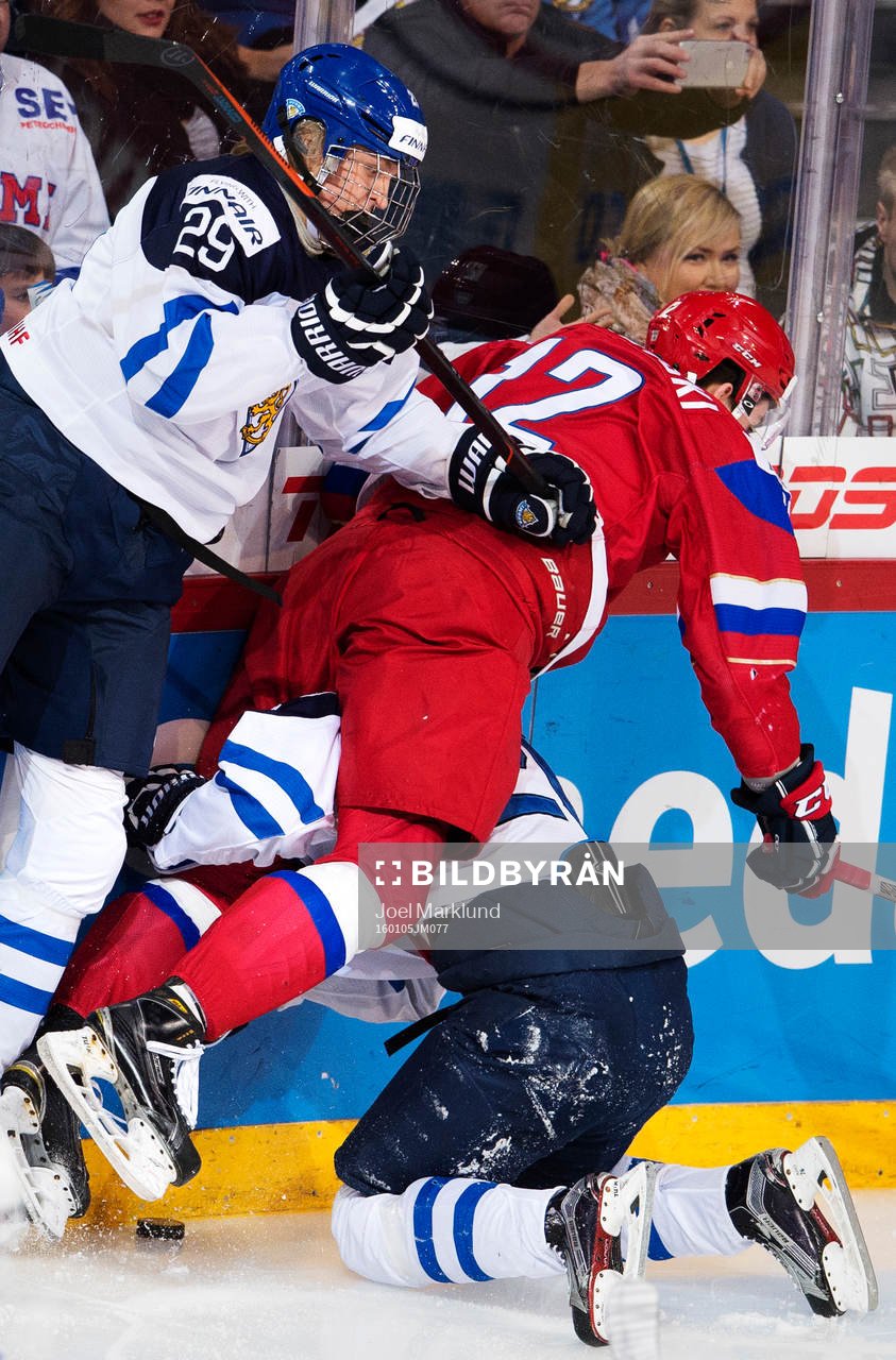 Finlands Patrik Laine tacklar Rysslands Pavel Kraskovski