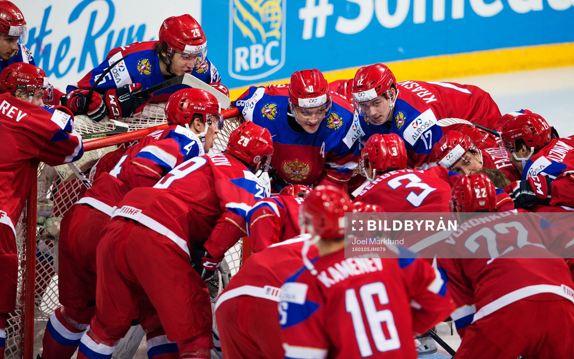 Rysslands spelare samlas kring mål