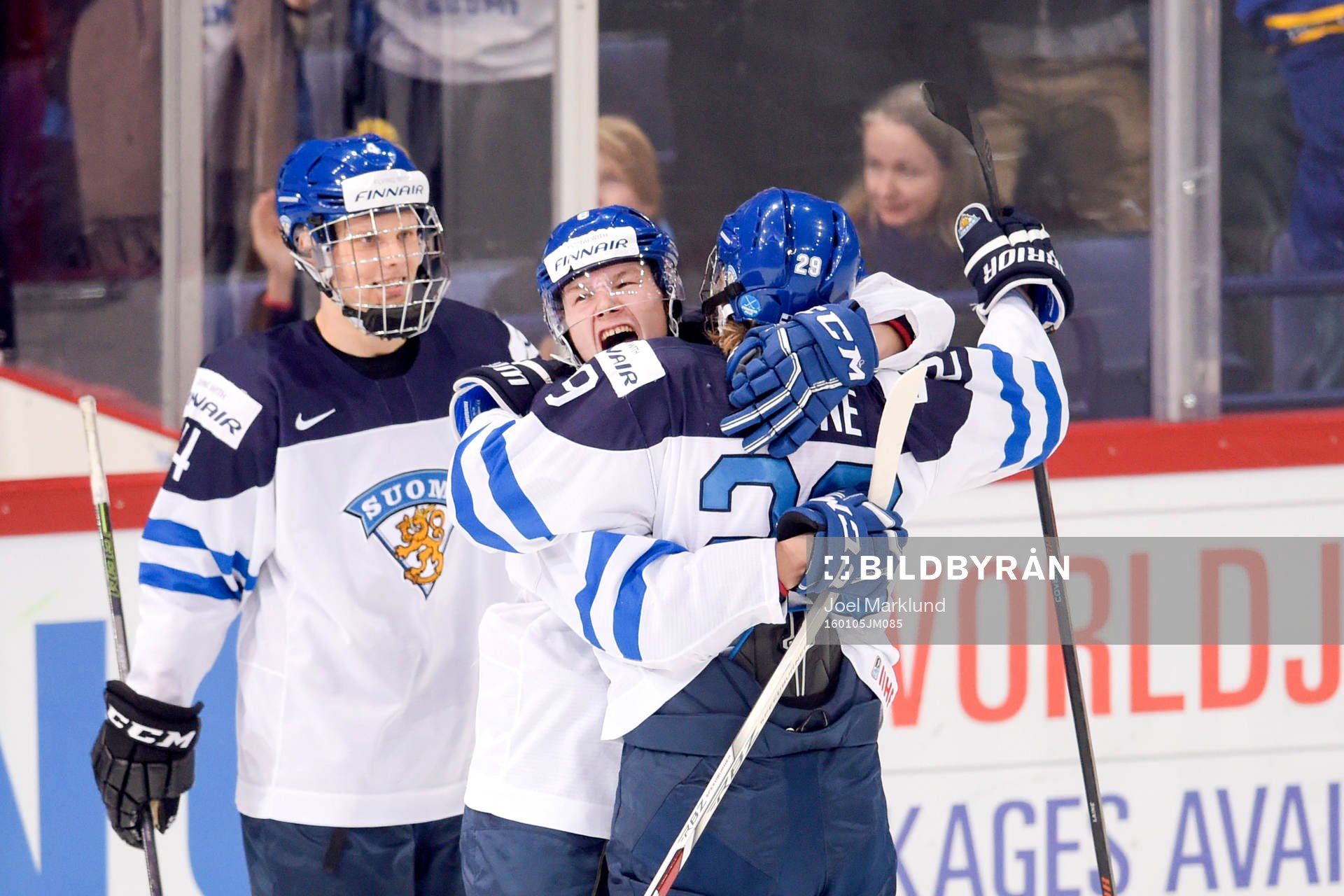 Finlands Patrik Laine jublar med lagkamraterna