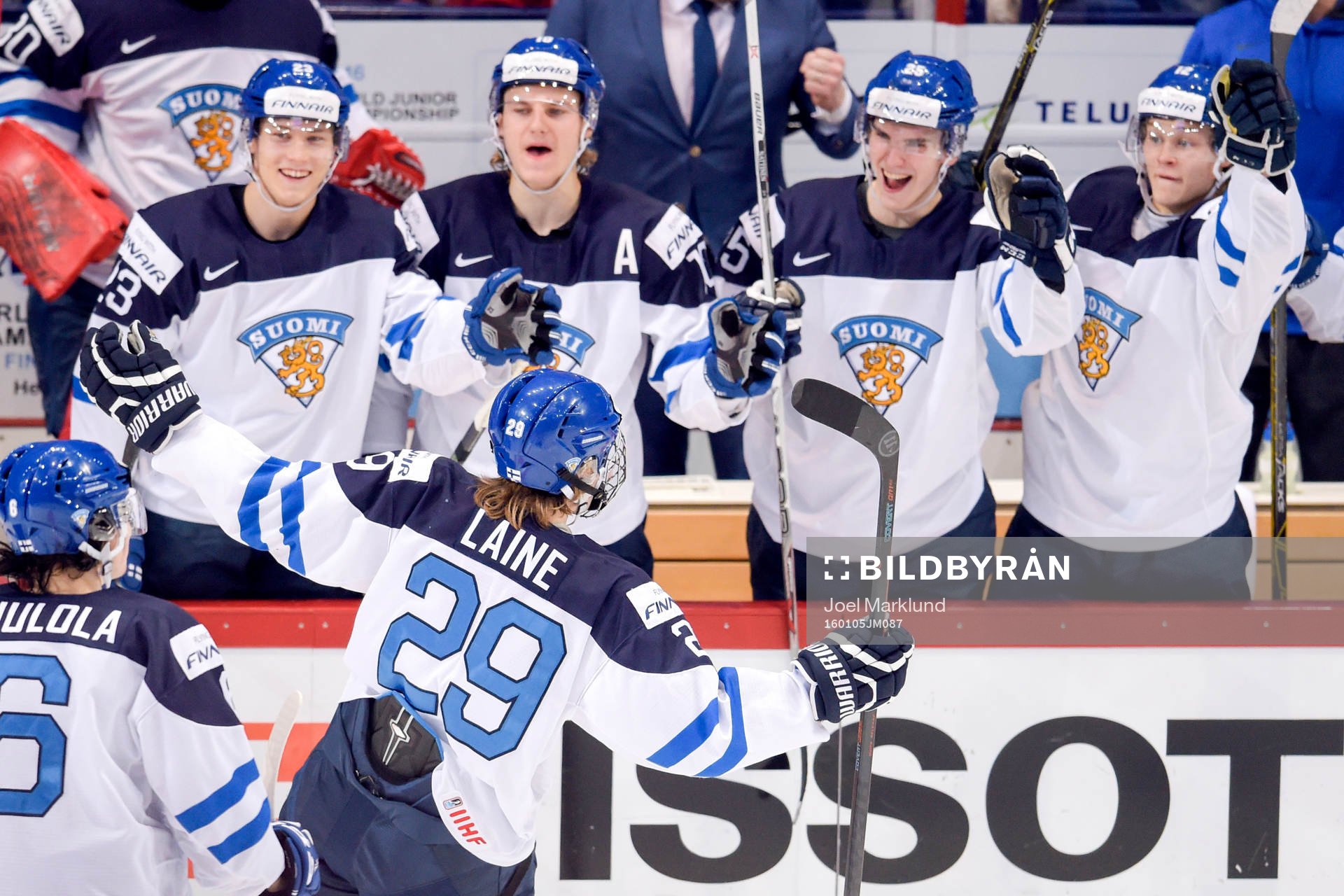 Finlands Patrik Laine jublar med lagkamraterna