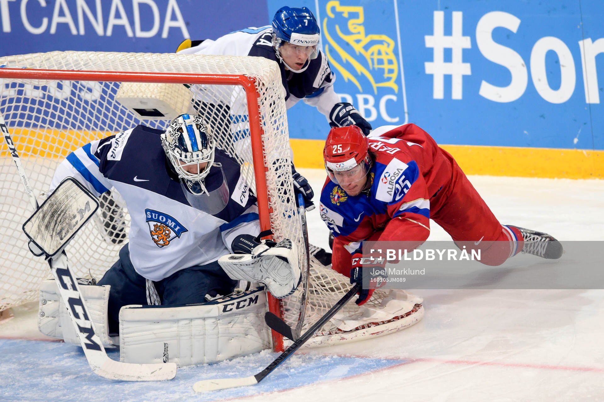 Finlands målvakt Kaapo Kähkönen och Niko Mikkola