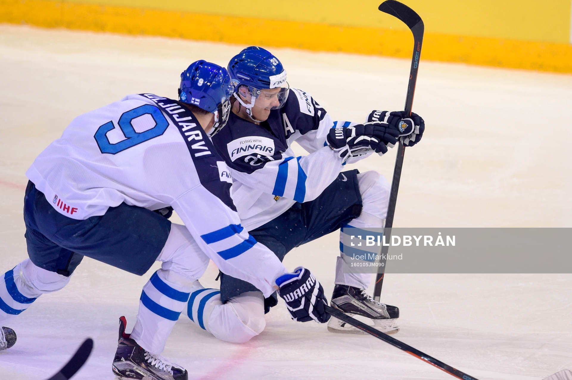 Finlands Jesse Puljujärvi och Sebastian Aho jublar