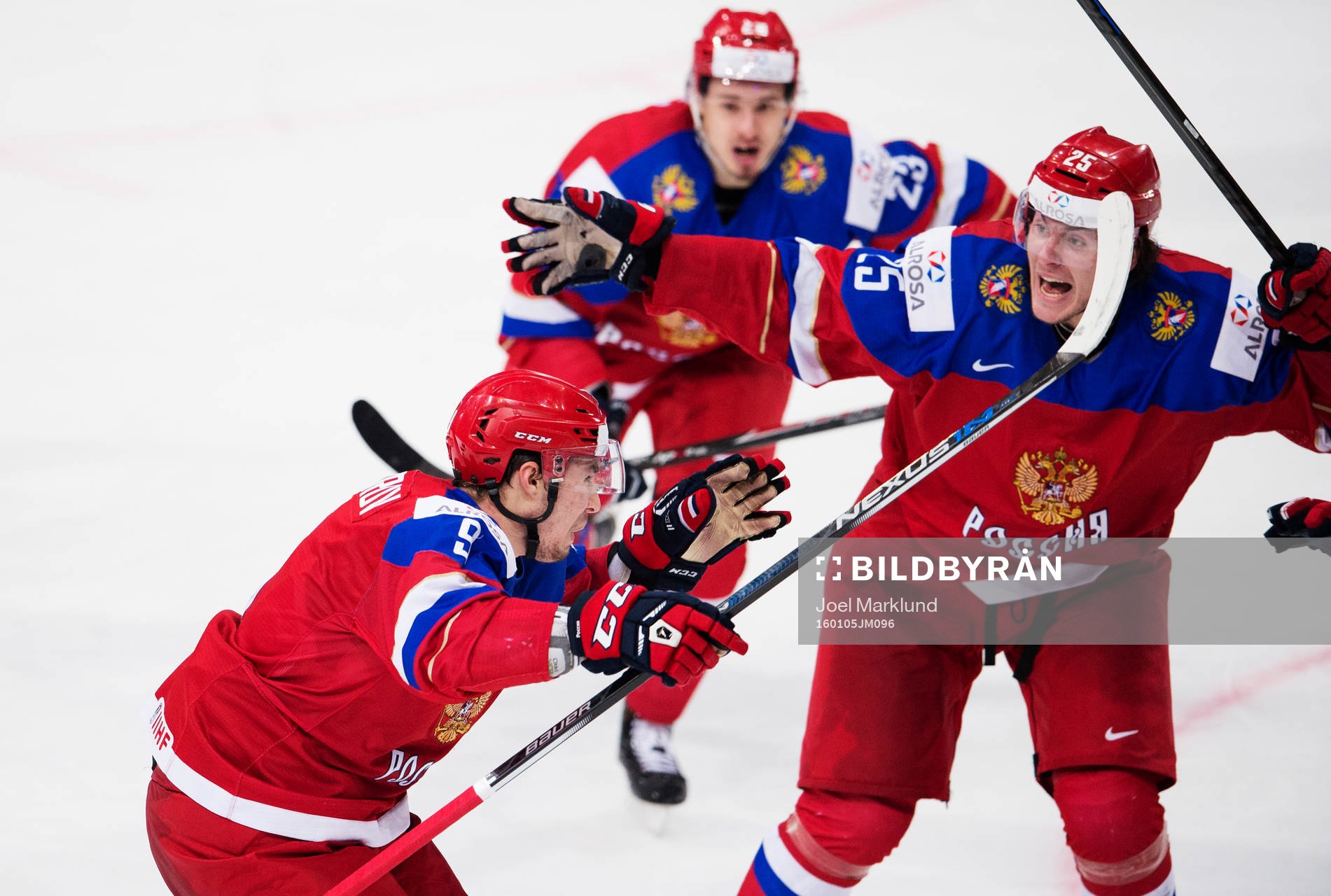Rysslands Ivan Provorov och Alexander Dergachyov jublar