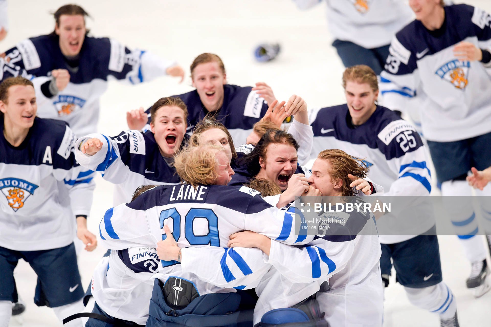 Finlands Kasperi Kapanen jublar med lagkamraterna